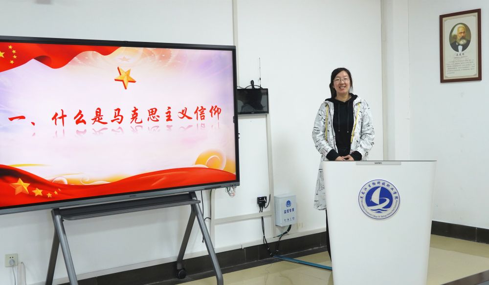 刘欢老师进行集体备课专题发言 (1).jpg 刘欢老师进行集体备课专题发言 (1).jpg
