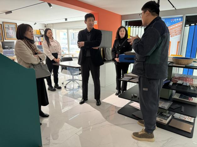 2与简艺装饰工程有限公司领导进行交流.png