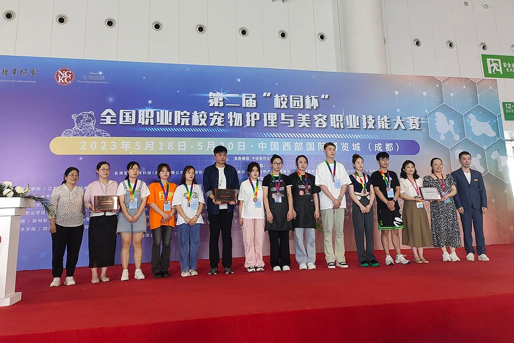团体奖获得学校领奖，左六王龙，左七王昕雨，左八赵洪博，左九陈欣.jpg