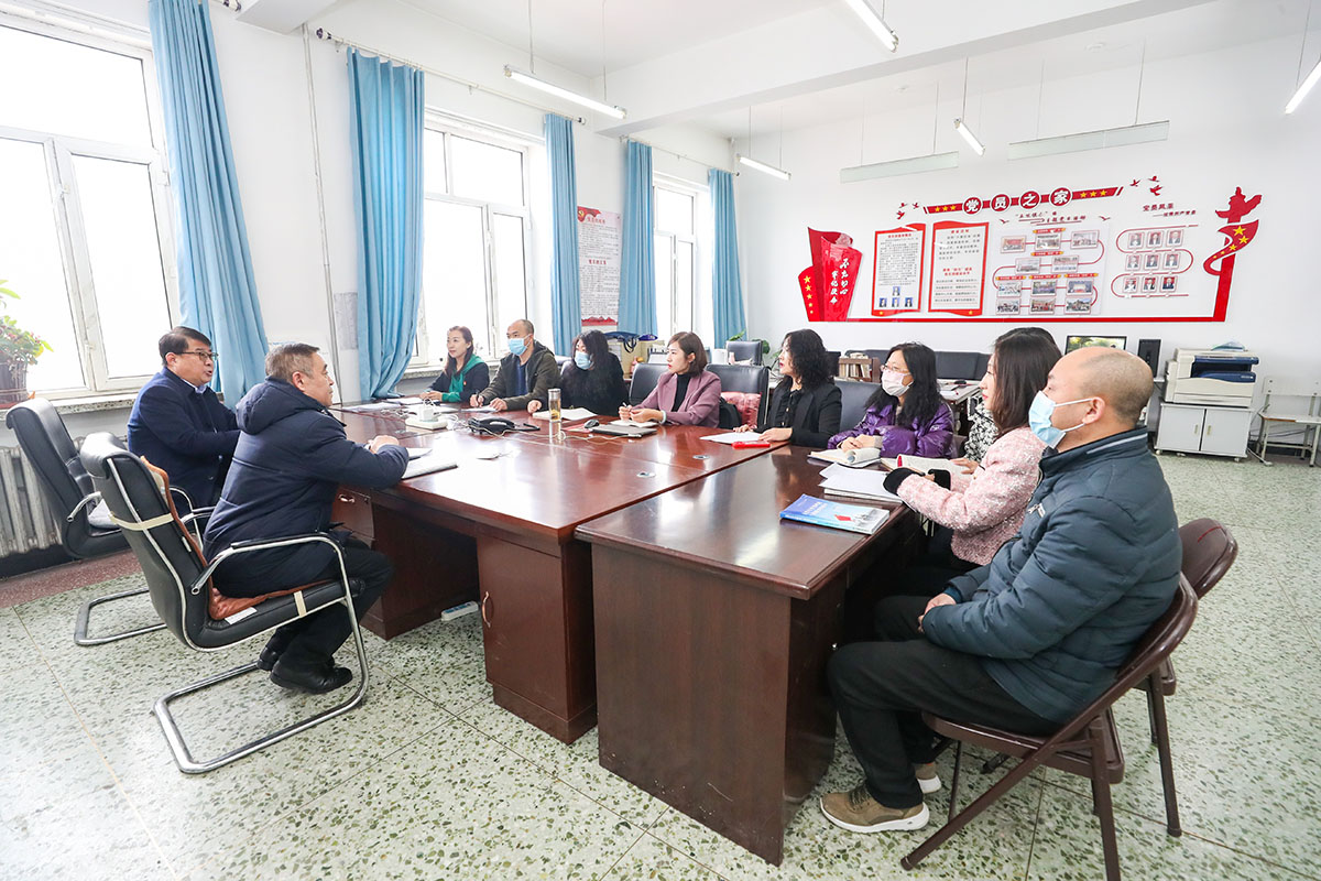 学院领导与思政课教师交流1.jpg