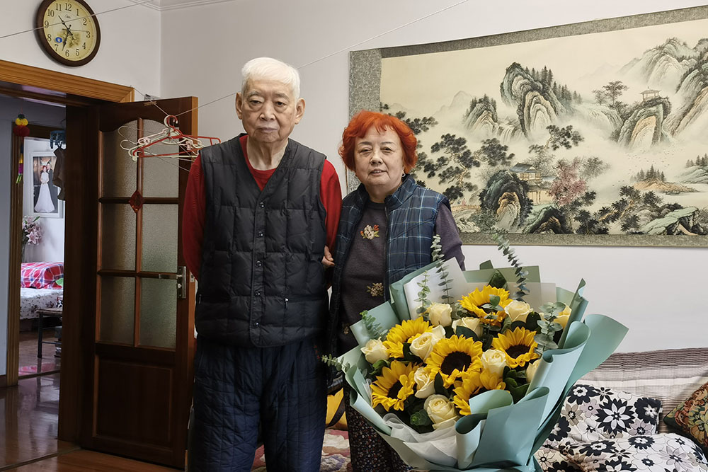 王心一老师（左）及其爱人.jpg