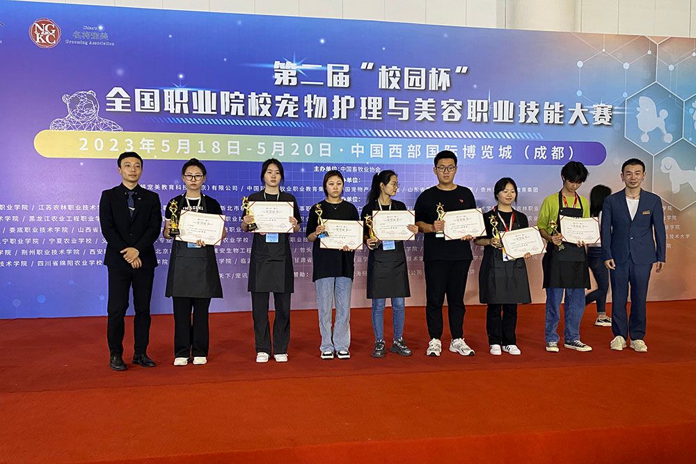 动物医学专业20-821班赵洪博（左二）领取特等奖证书.jpg