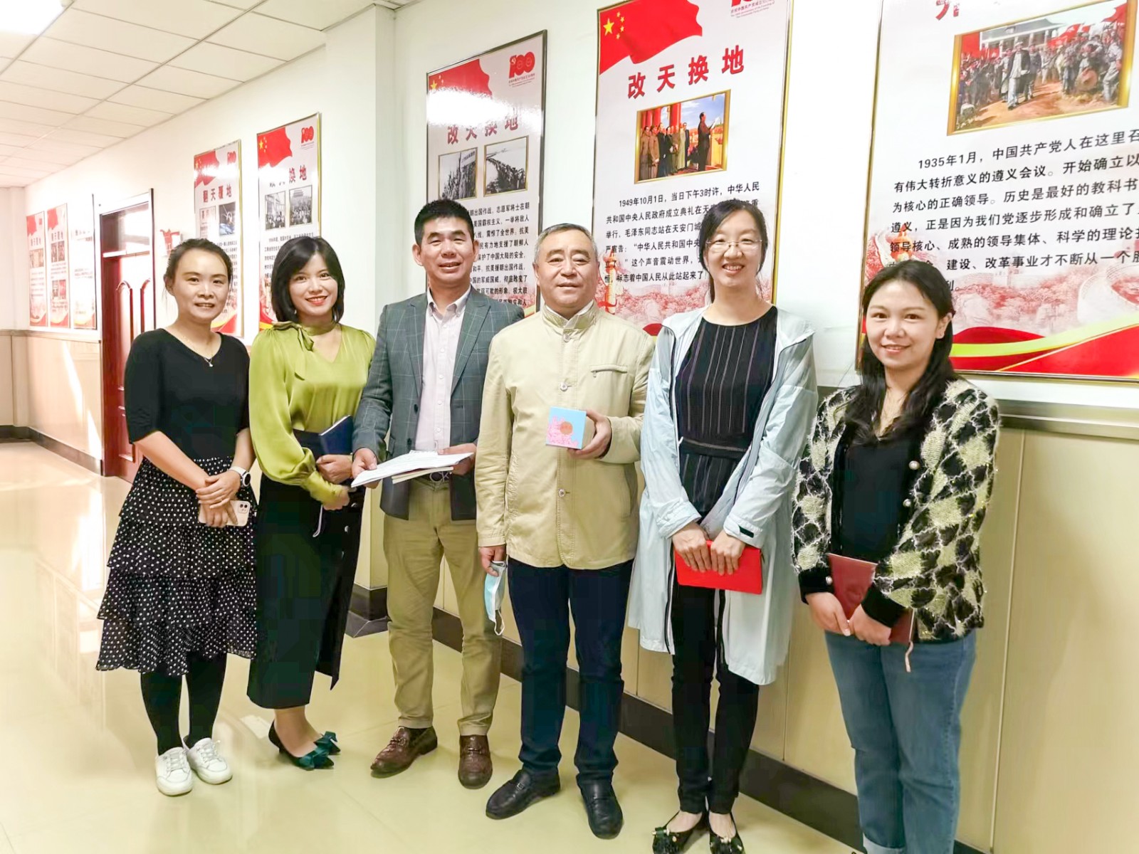 2焦院长与教师合影.jpg 2焦院长与教师合影.jpg