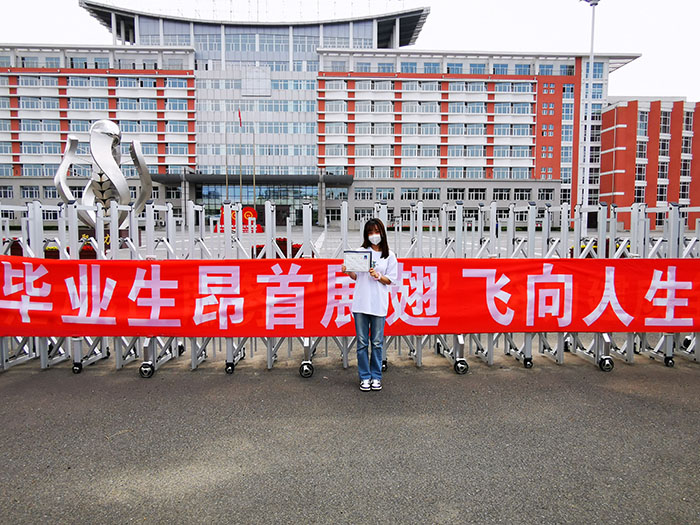 学生在校门口拍照留念.jpg