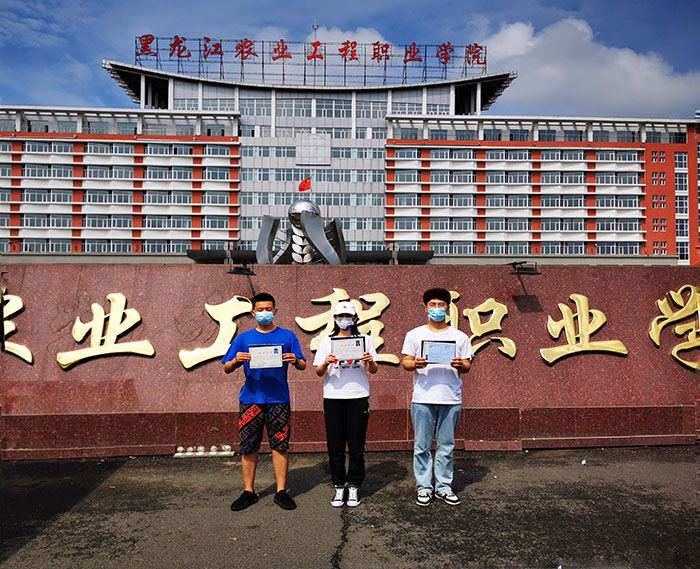 在校门口合影留念.jpg