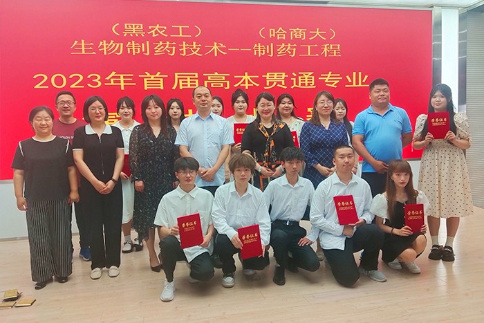 获奖学生与评委老师合影.jpg