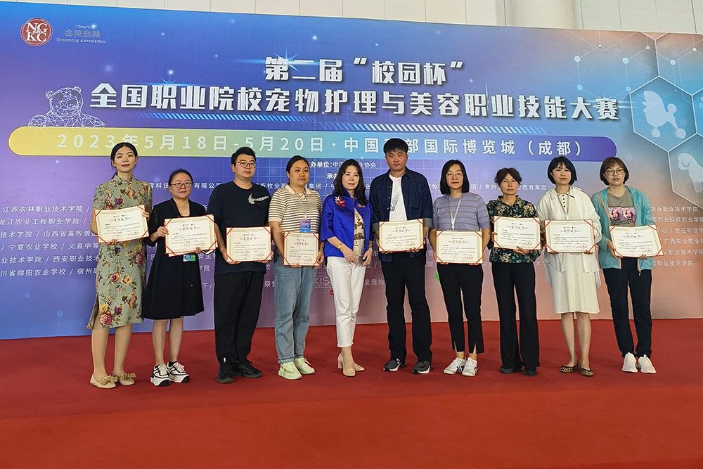 王龙老师（右五领取特等奖优秀指导教师奖.jpg
