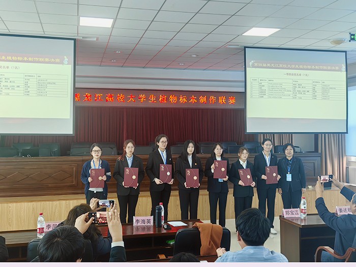 比赛一等奖选手合影(右三为李馨蕊同学).jpg