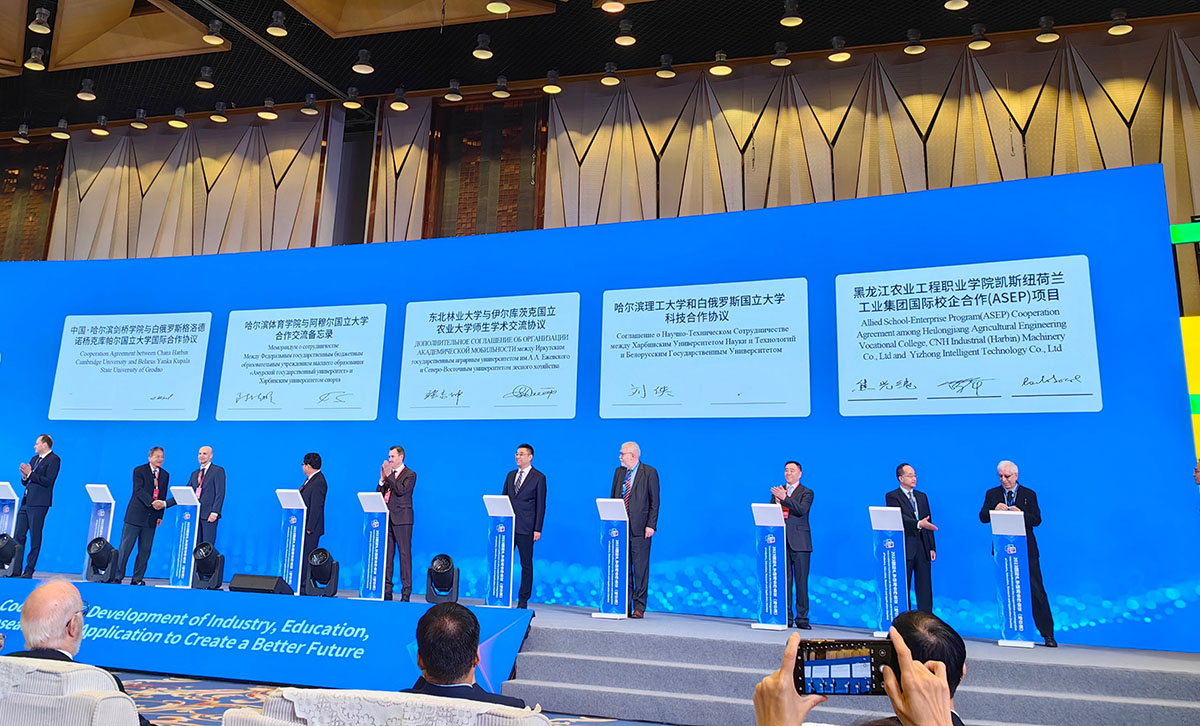 黑龙江农业工程职业学院&凯斯纽荷兰工业集团国际校企合作(ASEP)项目进行签约.jpg 黑龙江农业工程职业学院&凯斯纽荷兰工业集团国际校企合作(ASEP)项目进行签约.jpg