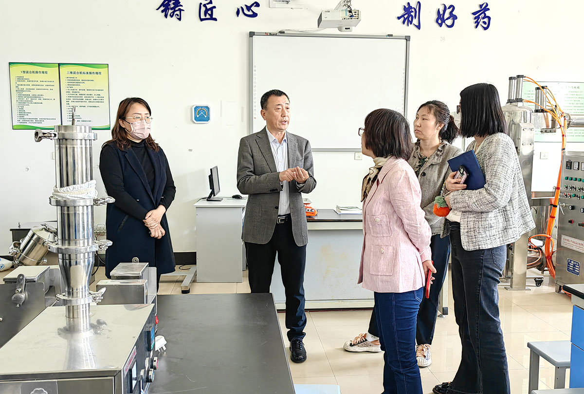 2常顺院长介绍制剂实训基地建设情况.jpg 2常顺院长介绍制剂实训基地建设情况.jpg