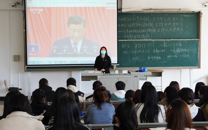 06学生集中观看-松北2.jpg