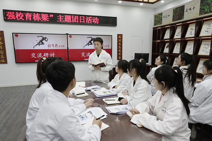 邓凡凯同学交流发言.jpg