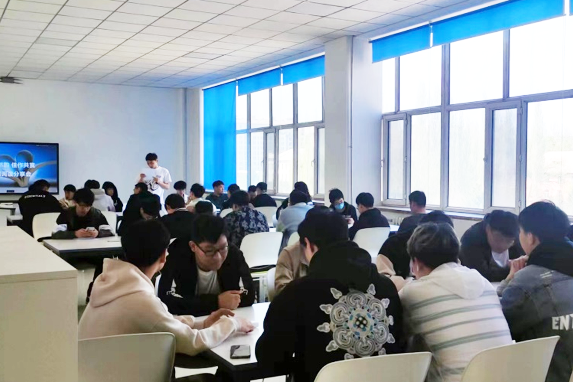 南校区读书社同学参加读书分享会.png