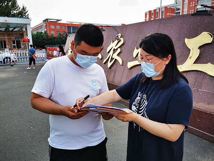 发放现场耐心解答同学问题.jpg