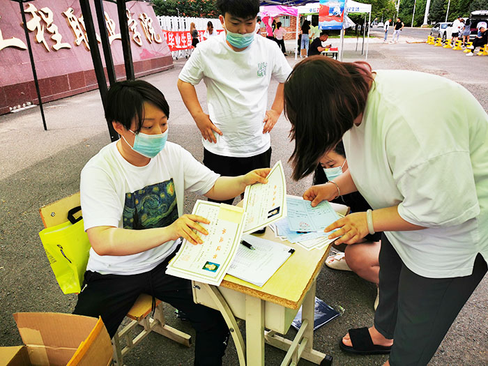 辅导员老师耐心为学生办理离校手续.jpg