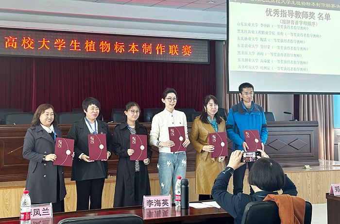 张煜老师获得优秀指导教师称号(右三).jpg