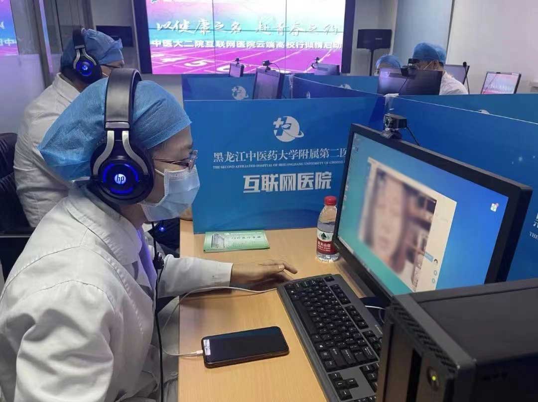 郭丹丹医生为教职工义诊了解病情.jpg 郭丹丹医生为教职工义诊了解病情.jpg
