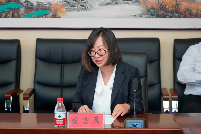 8教师代表鞠红发言.jpg