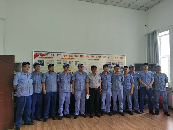 5东阳书记与电机厂优秀毕业生代表合影_副本.jpg 5东阳书记与电机厂优秀毕业生代表合影_副本.jpg