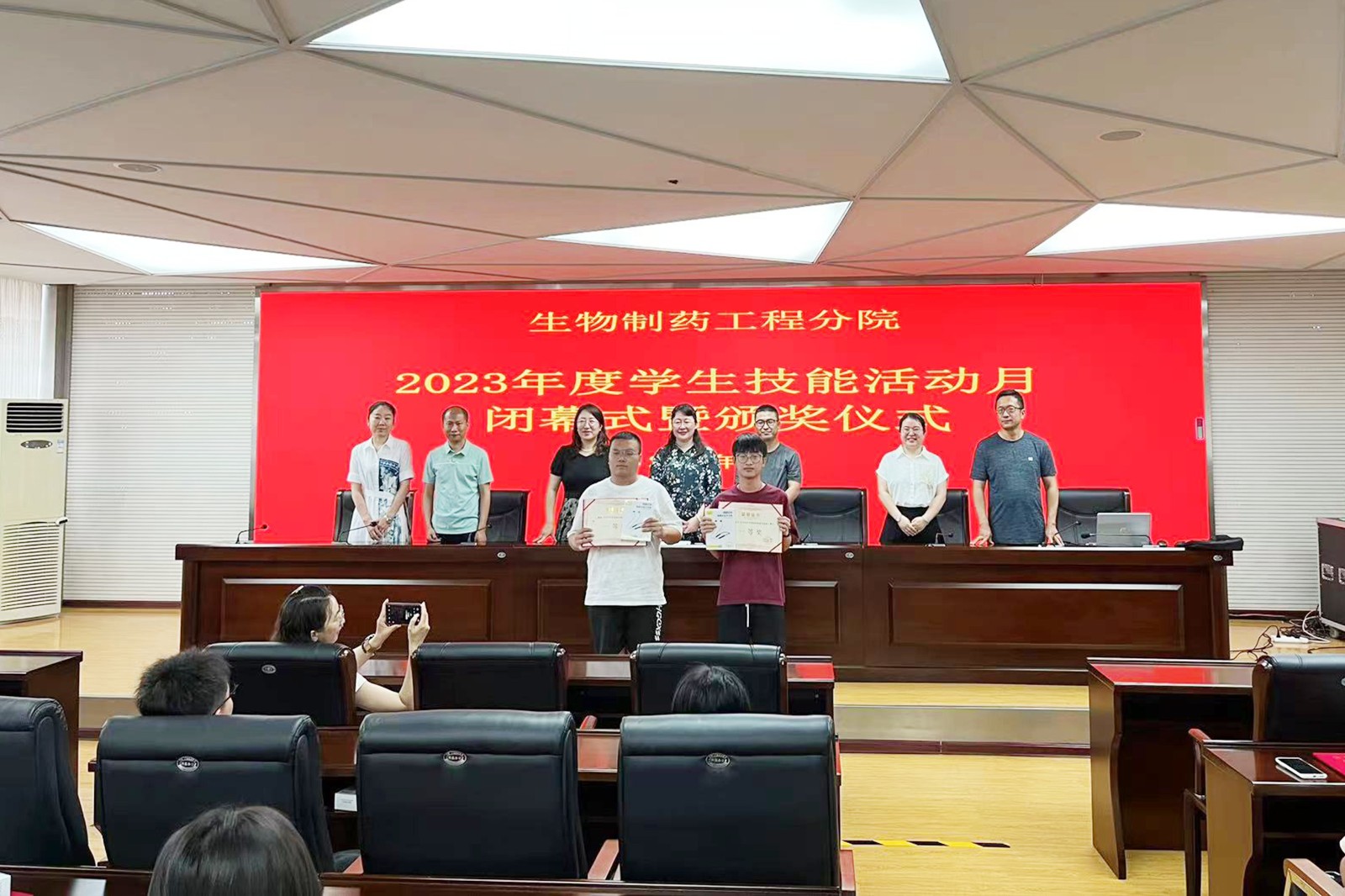 2生物技术技能大赛一等奖获奖同学赵爽、罗森文在领奖.jpg 2生物技术技能大赛一等奖获奖同学赵爽、罗森文在领奖.jpg